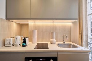 Jääkaappi, mikroaaltouuni, liesi, kahvin-/teenkeitin