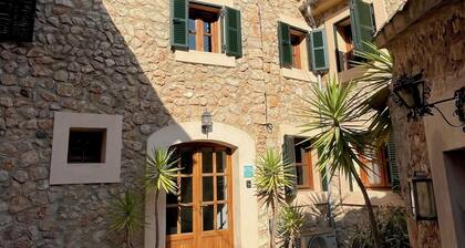 OLD STONE HOUSE IN THE LOVELY ANCIENT VILLAGE OF FORNALUTX