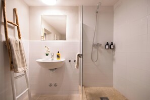 Douche, sèche-cheveux, serviettes fournies, savon