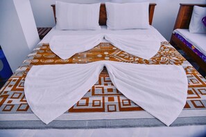 Standard-Vierbettzimmer | Schreibtisch, kostenloses WLAN, Bettwäsche