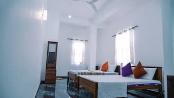 Kamar Quadruple Deluks | Meja kerja, Wi-Fi gratis, dan seprai linen
