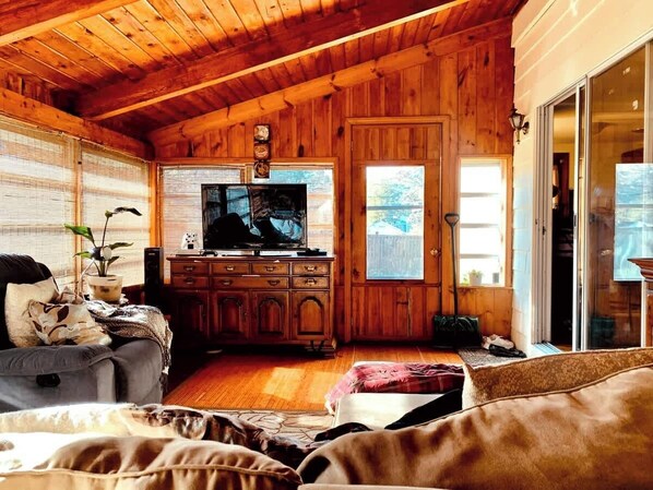 Televisión, chimenea y oficina 