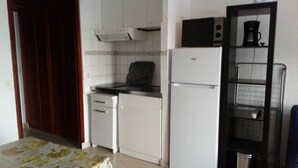 A compact kitchen with a microwave, a coffee maker, and a refrigerator. - Charming studio in enjoyable La Grande-Motte with WiFi (La Grande-Motte)