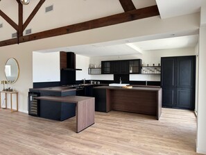 Micro-ondes, four, plaque de cuisson, lave-vaisselle