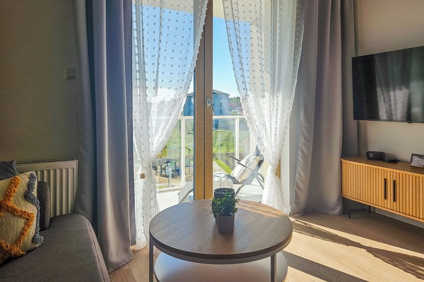 Superior-Apartment | Wohnbereich | 50-Zoll-Smart-TV mit Kabelempfang
