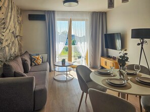 Apartamento superior | Zona de estar | Smart TV de 50 pulgadas con canales por cable