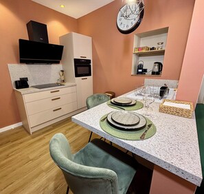 Kjøleskap, mikrobølgeovn, ovn og kokeplater