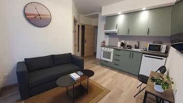 Appartement, 2 slaapkamers, in toren | Privékeuken | Een mini-koelkast, een magnetron, een oven, een kookplaat