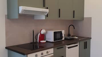 Studio, Courtyard View, Ground Floor | Private kitchen | Mini-fridge, microwave, oven, stovetop