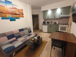 Διαμέρισμα, 1 Υπνοδωμάτιο, Ψηλό κτήριο | Ιδιωτική κουζίνα | Μίνι ψυγείο, φούρνος μικροκυμάτων, φούρνος, μαγειρικές εστίες