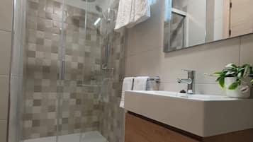 Studio, Courtyard View, Ground Floor | Bathroom | Hair dryer, towels, soap, shampoo