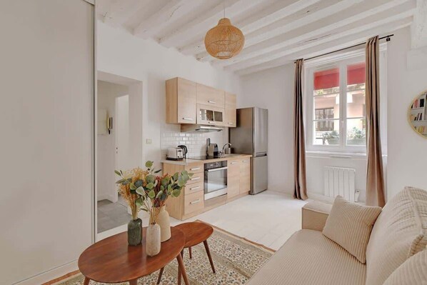 TV, offices - A Stunning 1-BR in Saint-Germain des Prés (Paris)