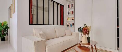 Una televisión, una oficina