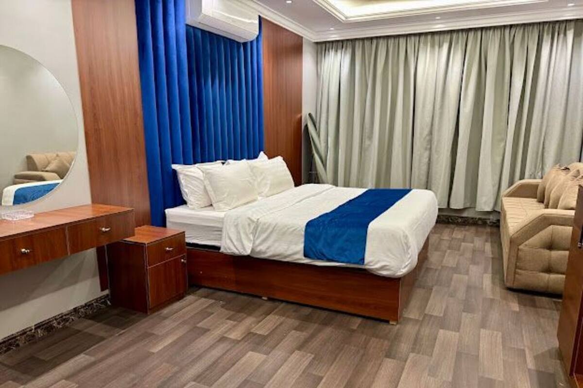 Room | Iron/ironing board (on request), WiFi (free)
