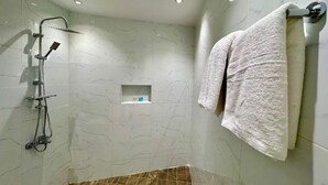 客房 | 浴室 | 淋浴設備、免費梳洗用品、風筒、提供毛巾