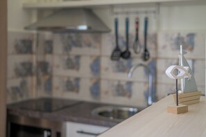 Kühlschrank, Mikrowelle, Wasserkocher mit Kaffee-/Teezubehör