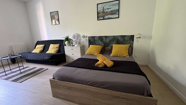 1 sovrum, skrivbord och wi-fi