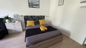 1 bedroom, desk, WiFi
