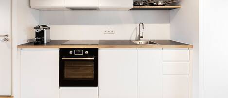 Réfrigérateur, un four, surface de cuisson, lave-vaisselle