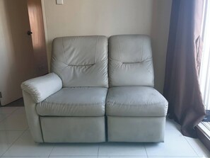 Room, 1 Bedroom, Accessible, Smoking | Living area