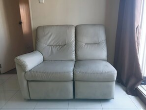 Room, 1 Bedroom, Accessible, Smoking | Living area