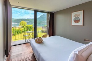 Habitación doble clásica, vista al lago | Caja de seguridad en la habitación, cortinas blackout y insonorización 