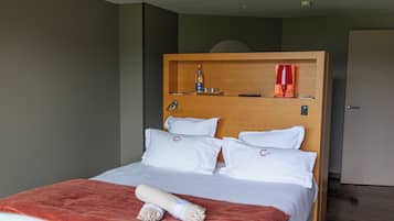 Suite, Lake View | In-room safe, blackout drapes, soundproofing, iron/ironing board