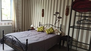 2 chambres, fer et planche à repasser, lit parapluie, draps fournis