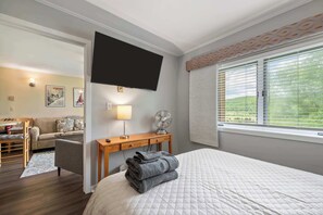 1 bedroom, iron/ironing board, WiFi, bed sheets - SnowPine Condo, Queen Bed, Fireplace (Ellicottville)