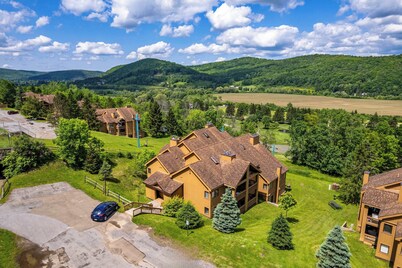Ski-in/out Condo, Queen Bed + Fireplace