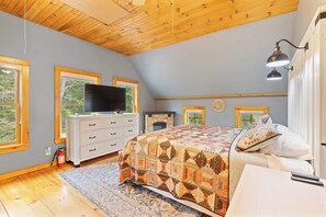 5 bedrooms, iron/ironing board, WiFi, bed sheets - “Big Red” @ New London/Sunapee - Overflow Unit (New London)
