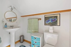 Dusj, hårføner og håndklær