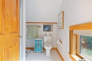 Shower, hair dryer, towels - “Big Red” @ New London/Sunapee - Overflow Unit (New London)