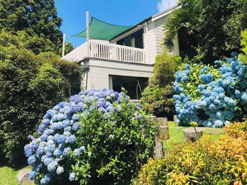 Paradise Valley Getaway - Farm Cottage with Stream