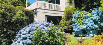 Paradise Valley Getaway - Farm Cottage with Stream