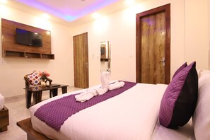 Desk, laptop workspace, soundproofing, free WiFi - Perfectstayz Hills Rishikesh (Rishikesh)