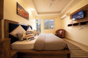 Executive Double Room, 1 King Bed, Balcony, Mountainside | Desk, laptop workspace, soundproofing, free WiFi