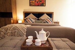 Executive tweepersoonskamer, 1 kingsize bed, balkon, uitzicht op gebergte | Een bureau, een laptopwerkplek, geluiddichte muren, gratis wifi