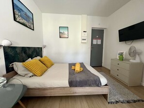 1 bedroom, desk, WiFi