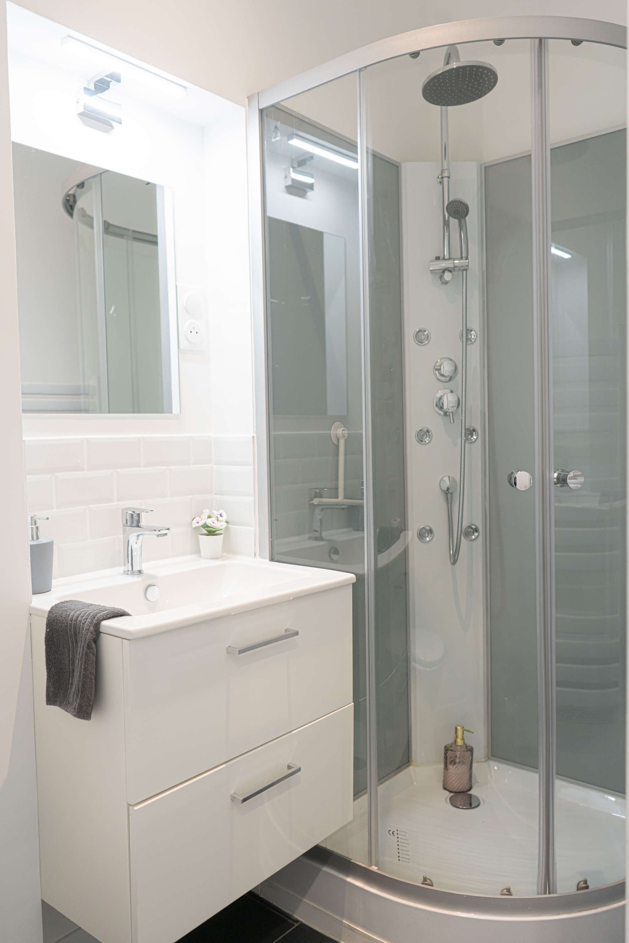 Douche, sèche-cheveux, serviettes fournies