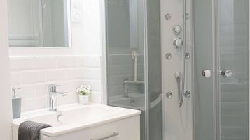 Regadera, secadora de cabello, toallas