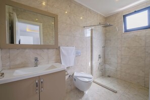 Douche, sèche-cheveux, serviettes fournies, savon