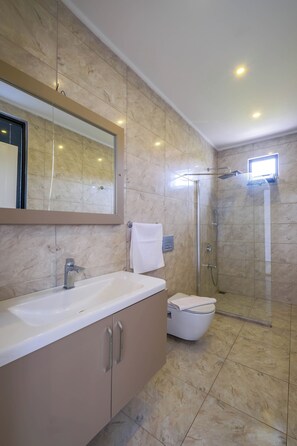 Douche, sèche-cheveux, serviettes fournies, savon