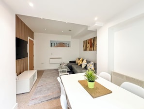 Classic Apartment | In-room dining - 2 Bedroom Quayside Lofts (Newcastle-upon-Tyne)