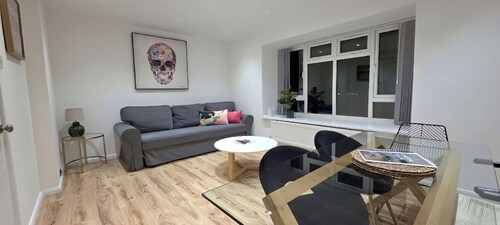 Family-friendly Ealing stay: parking, fast WiFi, pets welcome