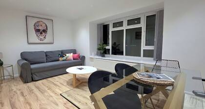 Family-friendly Ealing stay: parking, fast WiFi, pets welcome