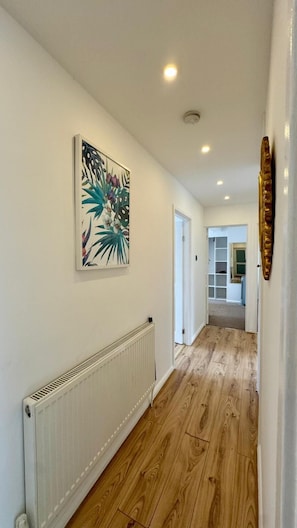 Interior - London Apartment with Three Bedrooms and Parking (London)