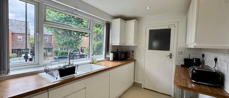 Mikrobølgeovn, ovn, kokeplater og oppvaskmaskin