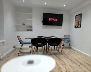 Dining - Family-friendly Ealing stay: parking, fast WiFi, pets welcome (London)