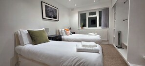 3 bedrooms, iron/ironing board, free WiFi, bed sheets - Family-friendly Ealing stay: parking, fast WiFi, pets welcome (London)